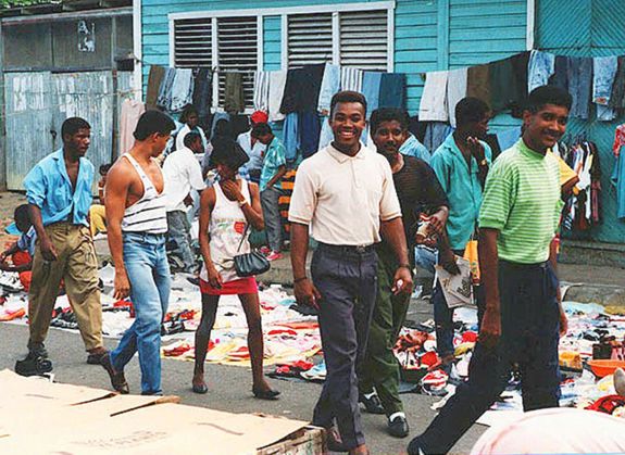 08 Shoppers at the La Romana market 08 Shoppers at the La Romana market